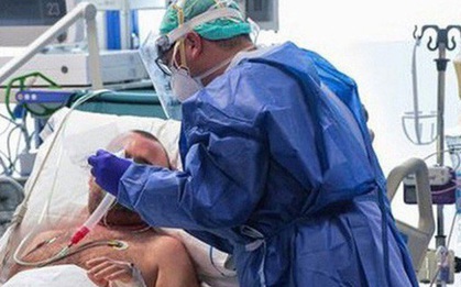 Nam phi công người Anh đã rút ống dẫn lưu, tiếp tục chạy ECMO ngày 39 trong khi tiên lượng còn nặng