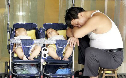 Người đàn ông bàng hoàng khi hay tin 2 đứa con sinh đôi vừa chào đời của mình lại khác bố, vạch trần sự gian dối của vợ