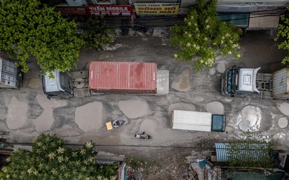 Nhìn từ trên cao con đường "đau khổ" nhất Hà Nội: 650m có gần 100 "ổ khủng long", xe container ngày đêm cày nát
