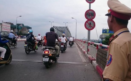 Cứu thoát nam thanh niên buồn chán chuyện gia đình có ý định nhảy cầu Chương Dương tự tử