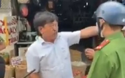 Đưa thẻ nhà báo hết hạn ra đòi trả xe vi phạm, thách thức công an
