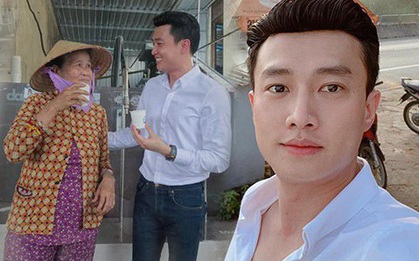 Quốc Trường xót xa khi tận mắt nhìn thấy cảnh tượng khó khăn, đích thân xuống tận miền Tây trao máy lọc nước cho bà con