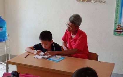 Hình ảnh ông cụ 70 tuổi ngày ngày đi học cùng cháu trai và câu chuyện đầy cảm động phía sau