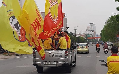 Sao HAGL thích thú khi thấy cổ động viên Nam Định diễu hành, hát hò từ sáng trước trận cầu đặc biệt