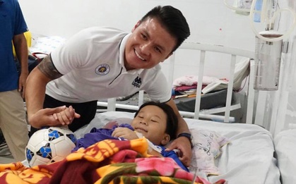 Quang Hải có hành động đẹp với fan nhí trước Gala Quả bóng vàng Việt Nam 2019
