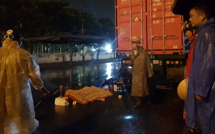 Tông vào đuôi container, nam bảo vệ chết thảm trên đường đi làm giữa đêm mưa