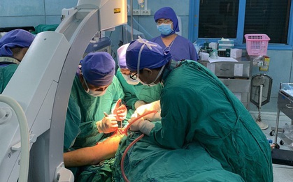 Vụ cây phượng đổ đè trúng 18 học sinh: Bé trai bị đa chấn thương nặng phải trải qua ca phẫu thuật 5 tiếng