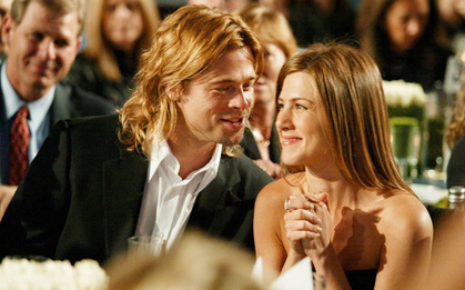 Xôn xao tin Brad Pitt cầu hôn vợ cũ Jennifer Aniston, hành động nắm tay công khai năm ngoái càng đáng nghi