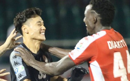 "Thần bắt penalty" Bùi Tiến Dũng vào sân phút cuối, đẩy được hai cú sút và mang về tấm vé vào tứ kết Cúp Quốc gia cho TP. HCM