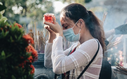 Người Sài Gòn đeo khẩu trang đi chùa thắp hương, cầu nguyện mừng đại lễ Phật đản 2020
