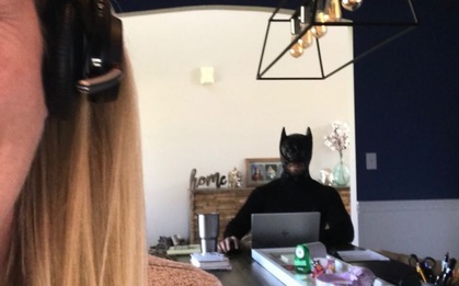 Anh chồng gây bão mạng vì chuyên "phá sóng" mỗi khi vợ họp online bằng những màn cosplay đỉnh cao