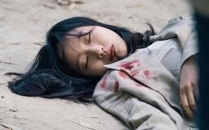 Chú "nghịch tặc" bất ngờ xổng chuồng, Kim Go Eun du hành thời gian rồi bị đánh bất tỉnh ở Quân Vương Bất Diệt tập cuối?