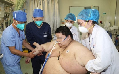 Ở trong nhà 5 tháng trời để tránh dịch, thanh niên tăng liền hơn 100 kg đến nỗi gia đình và 10 y bác sĩ phải hợp lực khiêng đi cấp cứu