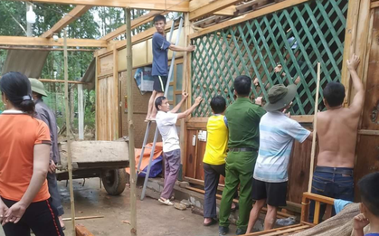 Hàng chục ngôi nhà bị tốc mái sau cơn lốc xoáy ở Hà Tĩnh