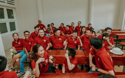 Ra trường 20 năm vẫn đi họp lớp đủ, còn dẫn gia đình đi theo, bộ kỷ yếu ý nghĩa nhất 2020 là đây