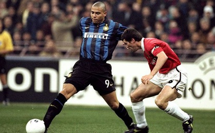 Huyền thoại MU suýt tè ra quần khi đứng cạnh Ronaldo