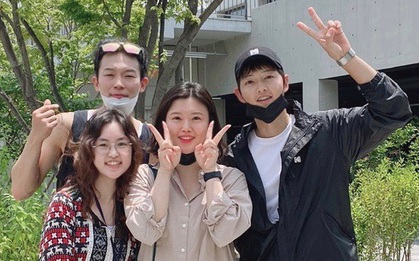 Song Joong Ki chính thức lộ diện sau tin đồn tình ái với luật sư: Kiện tụng căng thế mà vẫn còn "hẹn hò" đạp xe