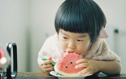 Bé gái 4 tuổi đột nhiên sốt cao và đi ngoài ra máu, nguyên nhân đến từ cách ăn dưa hấu sai lầm mà rất nhiều người cũng hay mắc phải trong mùa hè