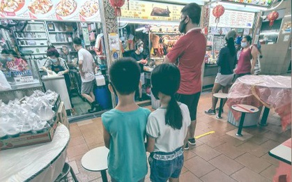 Bức ảnh 2 anh em nắm tay nhau trước hàng đồ ăn khiến dân mạng dậy sóng, thi nhau tag tên anh trai ruột để... tị nạnh