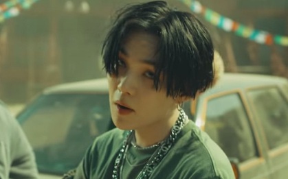 Mặc lùm xùm gay gắt, SUGA vẫn thiết lập kỷ lục chưa nghệ sĩ solo Kpop nào làm được; ca khúc gây tranh cãi còn đạt no.1 iTunes 37 nước