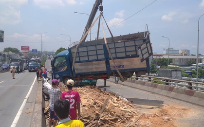 Xe tải rớt bánh lật trên quốc lộ 1A ở Sài Gòn, nhiều người thoát chết, giao thông ùn ứ kéo dài