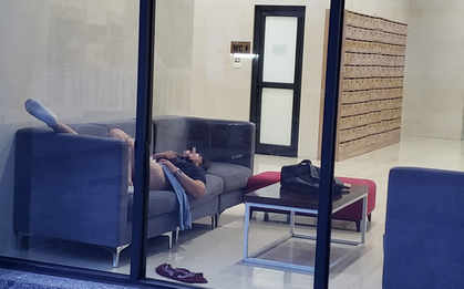 Hà Nội: Ngán ngẩm cư dân chung cư cao cấp nhiều lần phóng uế ra thang máy, xem sofa ở sảnh như phòng ngủ nhà mình