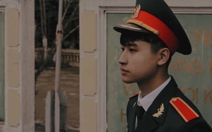 Soái ca quân nhân có góc ngiêng giống hệt idol Hàn Quốc, lắm tài lẻ lại có ảnh thẻ xuất sắc theo thời gian