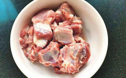 Khi mua sườn lợn, nếu thấy có 3 dấu hiệu này thì bạn nhất quyết không được mua, kể cả có đang giảm giá kịch sàn