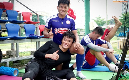 Buổi tập cực vui của CLB TP.HCM: Huy Toàn dùng đòn judo "hạ gục" Công Phượng