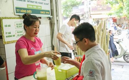 Không bàn ghế, chẳng sang chảnh để sống ảo nhưng quán nước mía đã 30 năm tuổi trên phố Hàng Điếu vẫn hút khách bởi hương vị chỉ dân sành mới hiểu