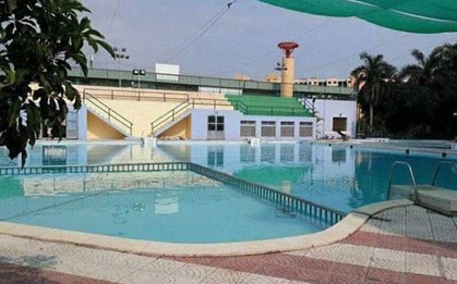 Bé trai 7 tuổi đuối nước thương tâm tại bể bơi trường đại học