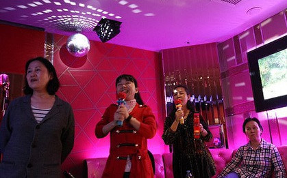 Người phụ nữ suýt chết vì vỡ mạch máu não khi cố hát karaoke nốt cao