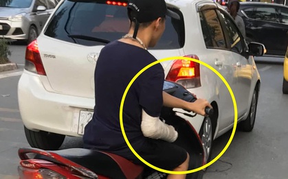 Xôn xao hình ảnh nam thanh niên bị gãy tay phải, vẫn liều mình vặn ga xe máy bằng... tay trái