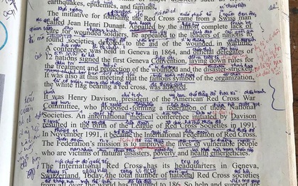 Trang sách chi chít toàn chữ là chữ, nhìn phát biết ngay dân chuyên nào?