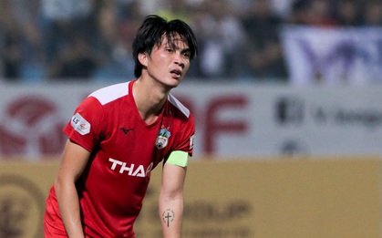 Tuấn Anh chán chường, mệt mỏi sau khi HAGL bị Hà Nội FC hành hạ suốt 90 phút