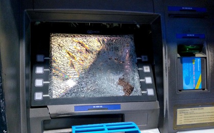 Bực tức vì bị máy ATM ở Sài Gòn nuốt thẻ, thanh niên dùng búa đập phá trụ
