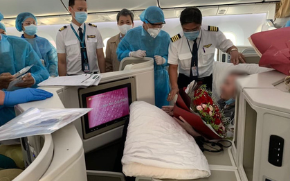 Đồng nghiệp tặng hoa chào tạm biệt phi công người Anh sau hành trình dài về quê hương