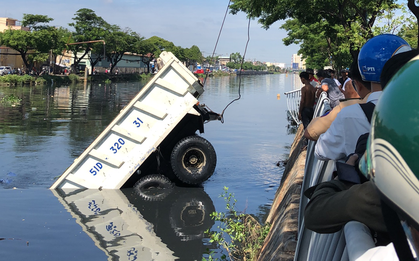 TP. HCM: Xe ben đang chạy bất ngờ lao đầu xuống kênh Tàu Hủ, tài xế hoảng hồn tung cửa bơi vào bờ