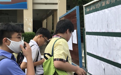 Thi vào lớp 10 tại TP.HCM: Thí sinh quên hồ sơ, cha mẹ vật vã chờ con trong buổi sáng làm thủ tục