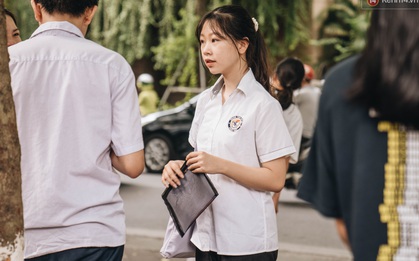Sĩ tử Hà Nội đội nắng đến trường làm thủ tục thi lớp 10, khoảng 34.000 học trò sẽ trượt trường công lập