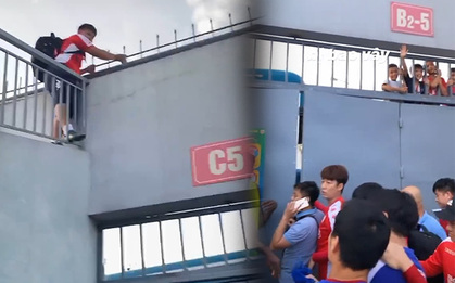 Sân Hà Tĩnh "thất thủ" vì Công Phượng và đồng đội: Cổ động viên "bao vây" tứ phía, thành viên CLB TP HCM sốt ruột trèo tường