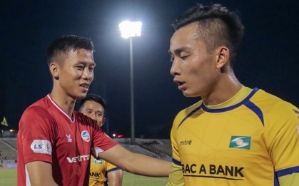 Quế Ngọc Hải đi tập tễnh vì chấn thương, đàn em vẫn buông lời cay đắng: "Ai bảo đá chân tôi cho lắm vào"