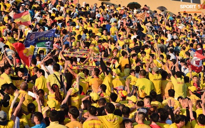 Hàng nghìn CĐV Nam Định đồng loạt quay lưng để phản đối trọng tài V.League