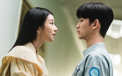 Điên Thì Có Sao và chuyện sống thật với cảm xúc: Nên kiềm chế như Kim Soo Hyun hay bộc phát như Seo Ye Ji?