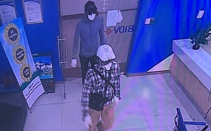 Hình ảnh 2 đối tượng dùng súng cướp 942 triệu đồng chi nhánh ngân hàng BIDV ở Hà Nội