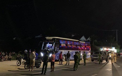 Nghi xe 7 chỗ chở khách Trung Quốc chui, người dân Hội An chặn báo công an
