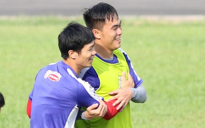 Công Phượng có "hành động lạ" với đồng đội trên sân tập