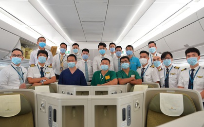 "Một giờ sau khi chuyến bay từ Guinea cất cánh, ở khoang hành khách dương tính 1 bệnh nhân sốt cao, thêm 1 người khó thở..."