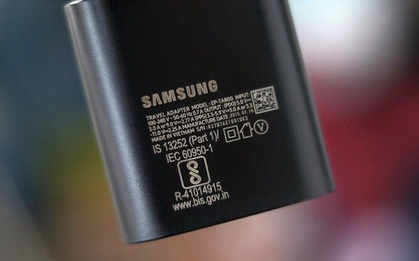 Hào phóng với người dùng hơn Apple, Samsung vẫn tặng kèm củ sạc nhanh trong hộp Galaxy Note20