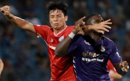 Bùi Tiến Dũng chơi tiểu xảo, suýt dính nguyên đòn trả đũa bằng cùi chỏ từ ngoại binh Hà Nội FC